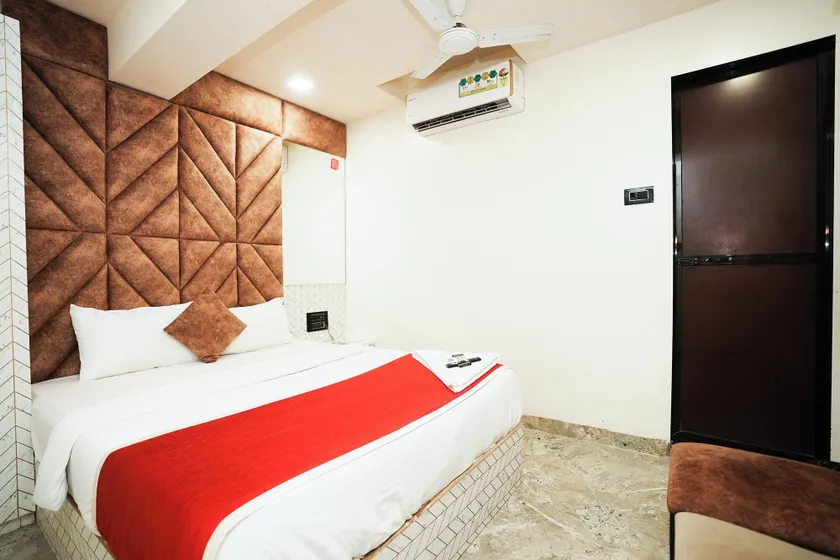 Hotel Versova Inn - Image 1