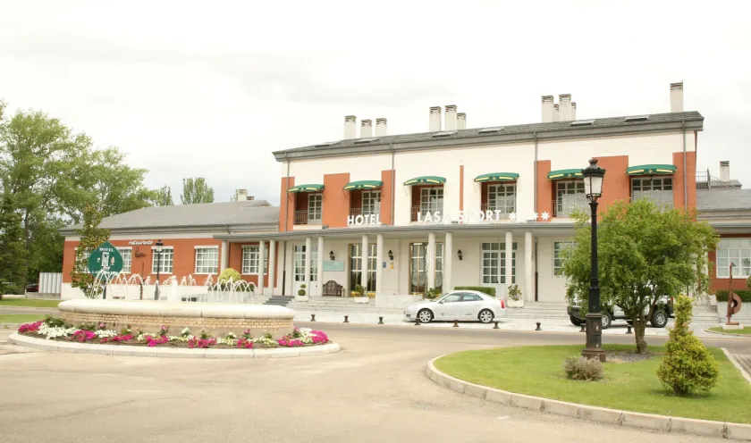 Hotel Lasa Sport - Image 1