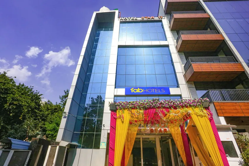 FabHotel Green Lotus Star 17 - Nr Yashobhoomi Convention Centre - Image 1