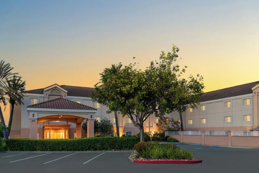 Fairfield Inn & Suites by Marriott San Francisco San Carlos - Image 1