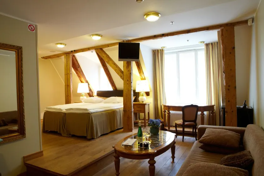 CRU Hotel - Image 1