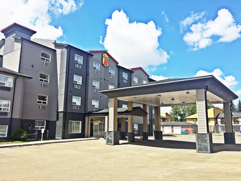 Super 8 by Wyndham Regina - Image 1