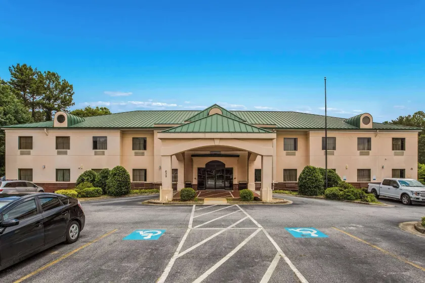 Econo Lodge Inn & Suites Marietta near Dobbins ARB - Image 1