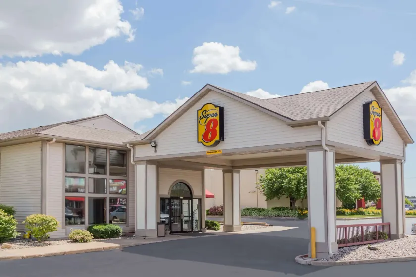 Super 8 by Wyndham Appleton - Image 1