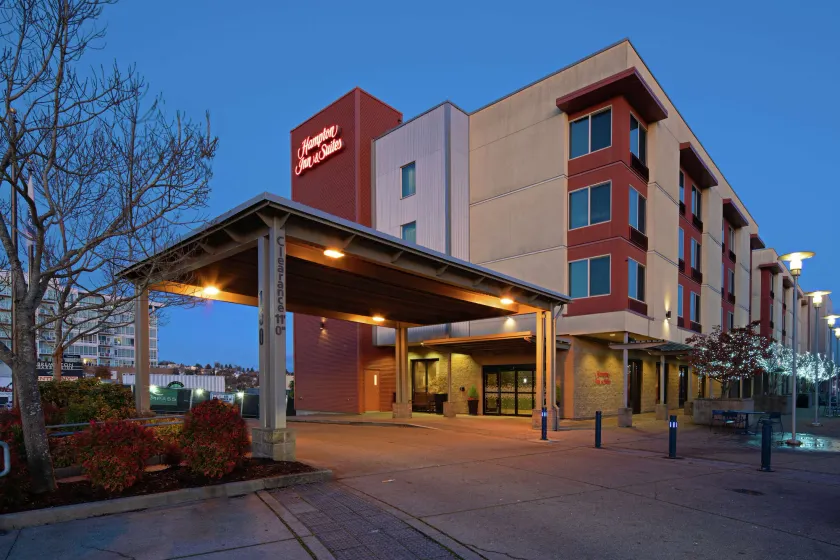 Hampton Inn & Suites Bremerton - Image 1