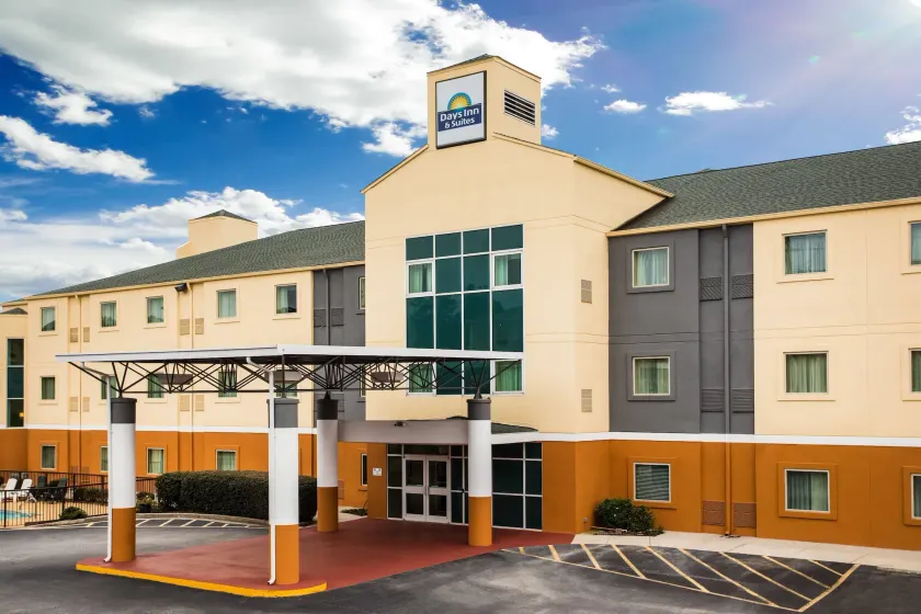 Days Inn & Suites by Wyndham Augusta Near Fort Eisenhower - Image 1