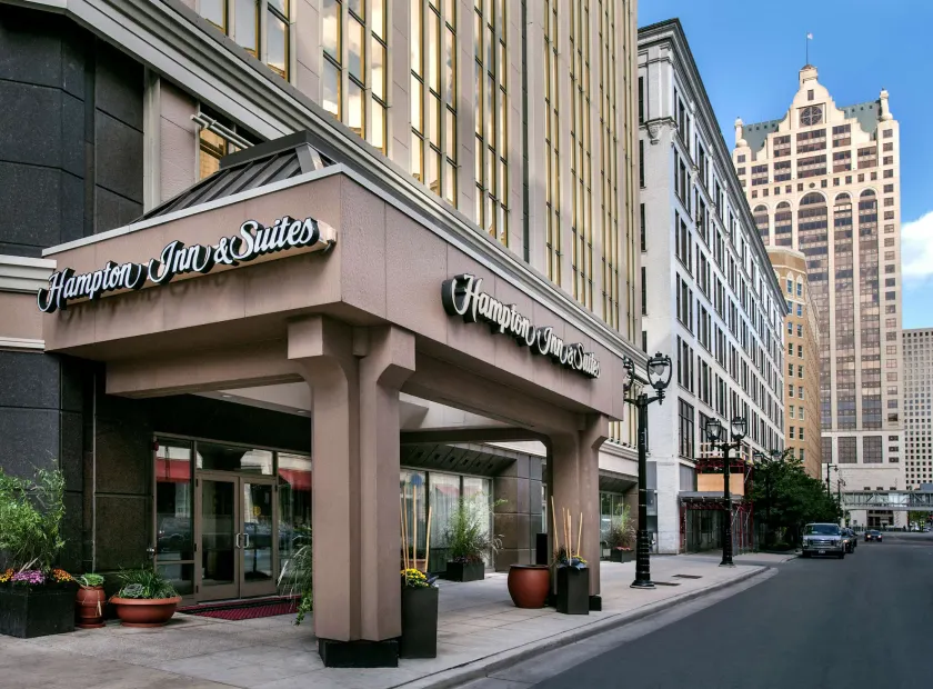Hampton Inn & Suites Milwaukee Downtown - Image 1