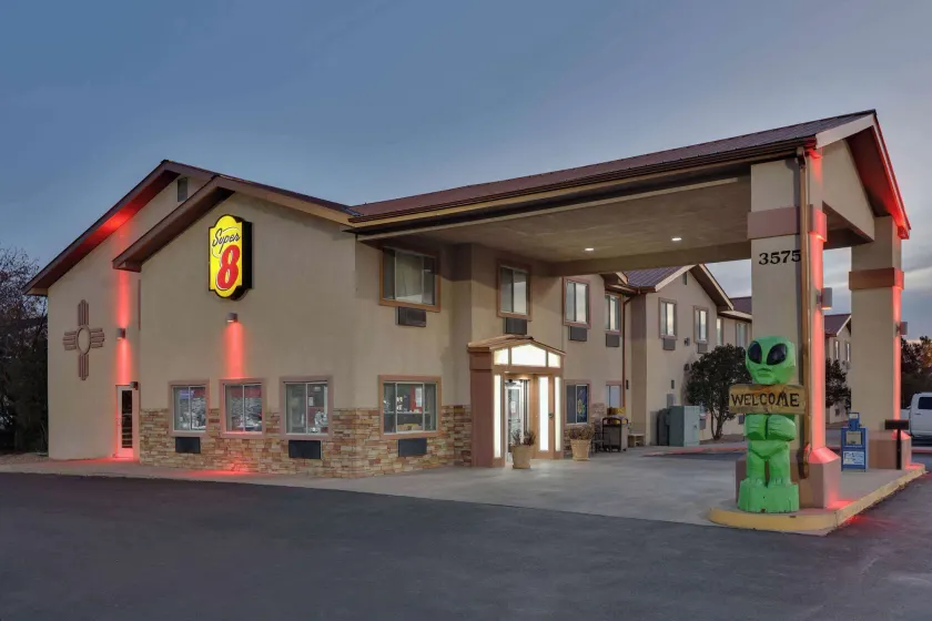 Super 8 by Wyndham Roswell - Image 1