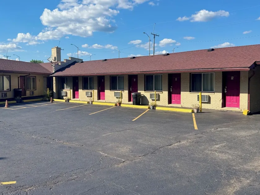 Deluxe Inn Motel - Image 1