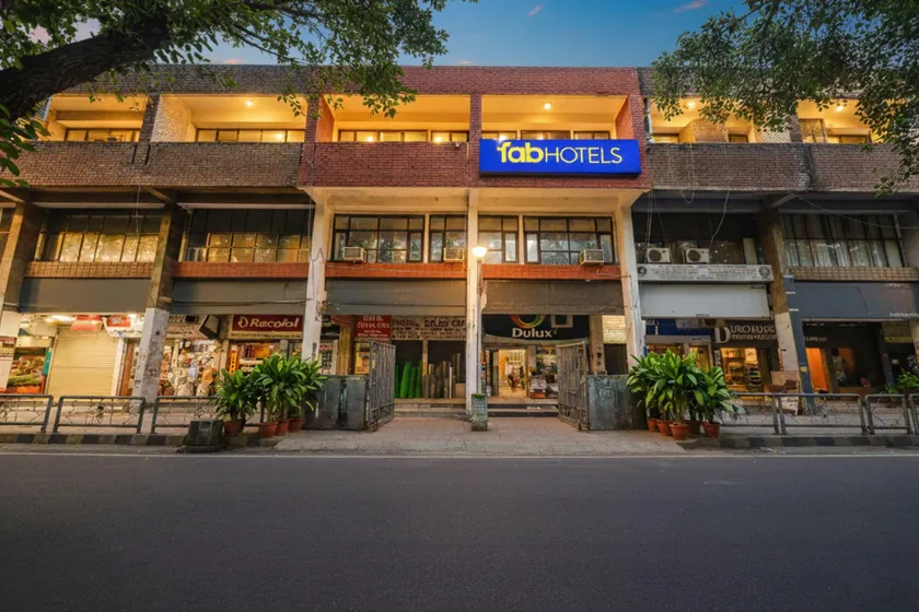 Fabhotel Royal Inn - Image 1