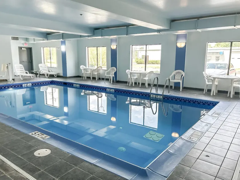 Comfort Inn & Suites Cambridge - Image 1