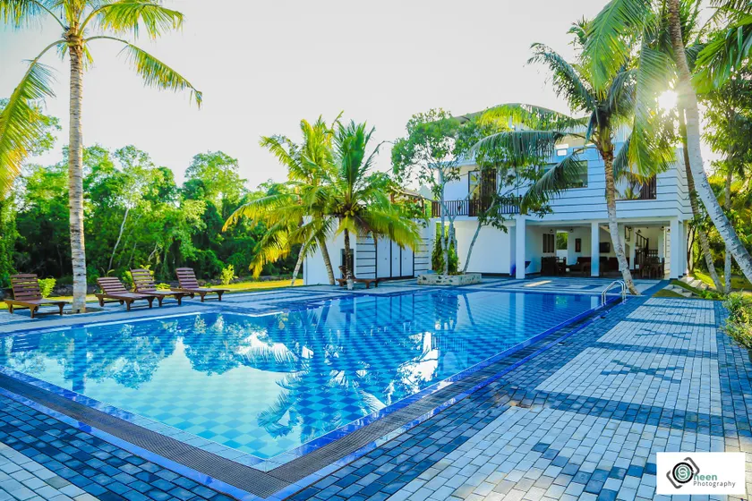 Shades Hotel & Villa - Image 1