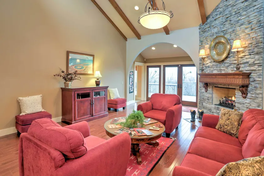 Beautiful Central Fayetteville Townhome w/ Views! - Image 1