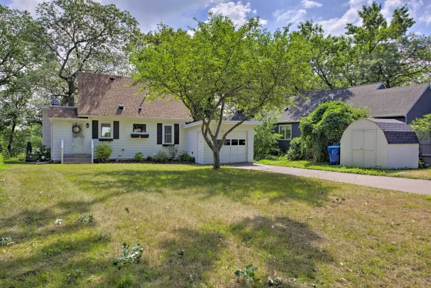 Cozy Plymouth Cottage w/ Medicine Lake View! - Image 1