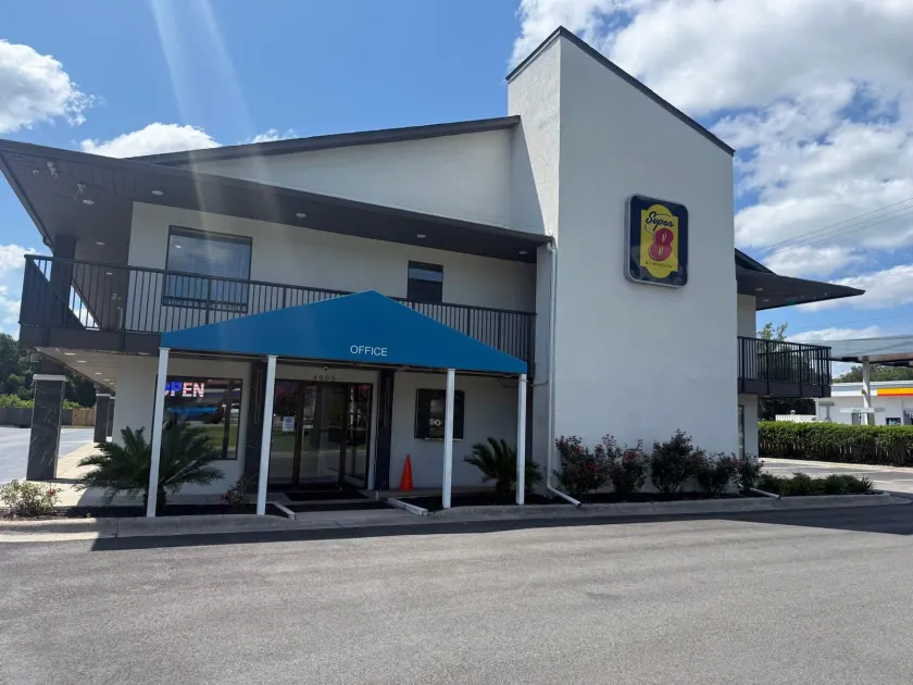 Super 8 by Wyndham Richmond Hill - Image 1