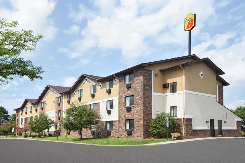 Super 8 by Wyndham Canton/Livonia Area - Image 1