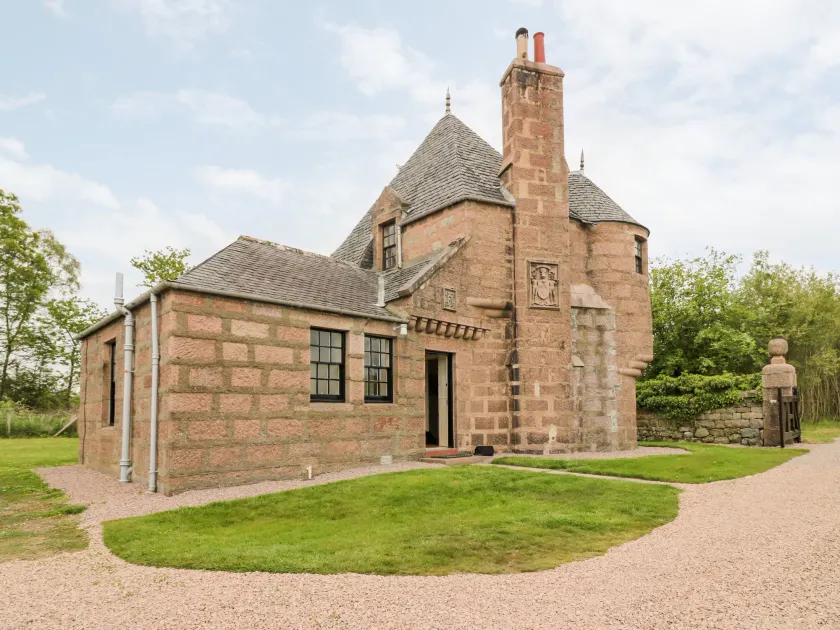 Holly Leaf Cottage - Drum Castle Estate - Image 1