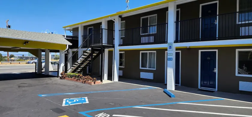 Hotel Belmont - Image 1