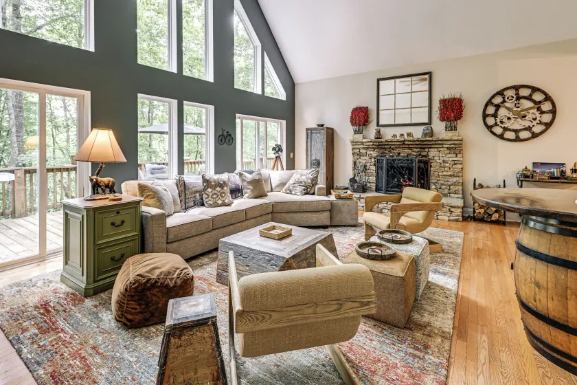 Modern Mountain Zen 3-bed, 3-bath Home With Creeks - Image 1