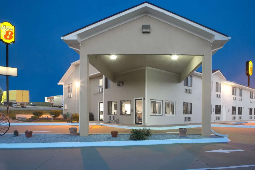 Super 8 by Wyndham Boonville - Image 1
