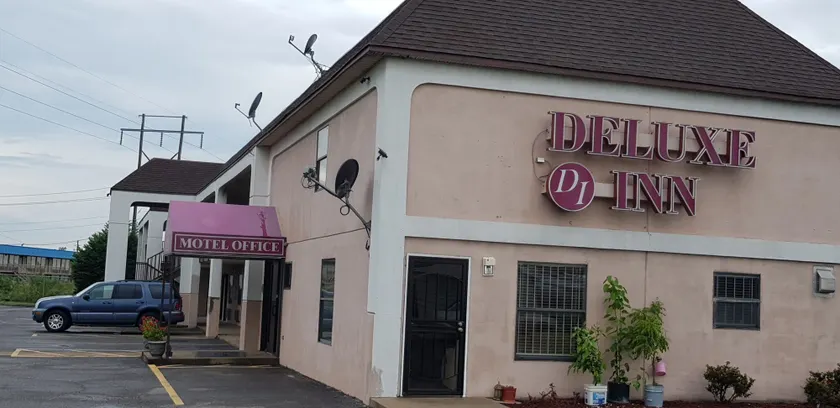 Deluxe Inn - Image 1