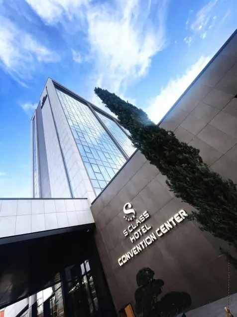 S Class Hotel Convention Center - Image 1