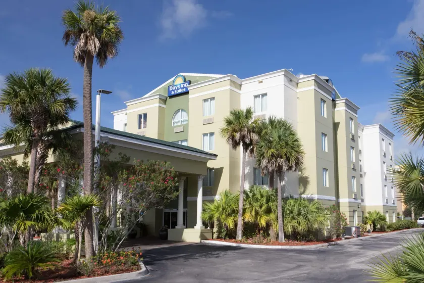 Days Inn & Suites by Wyndham Fort Pierce I-95 - Image 1