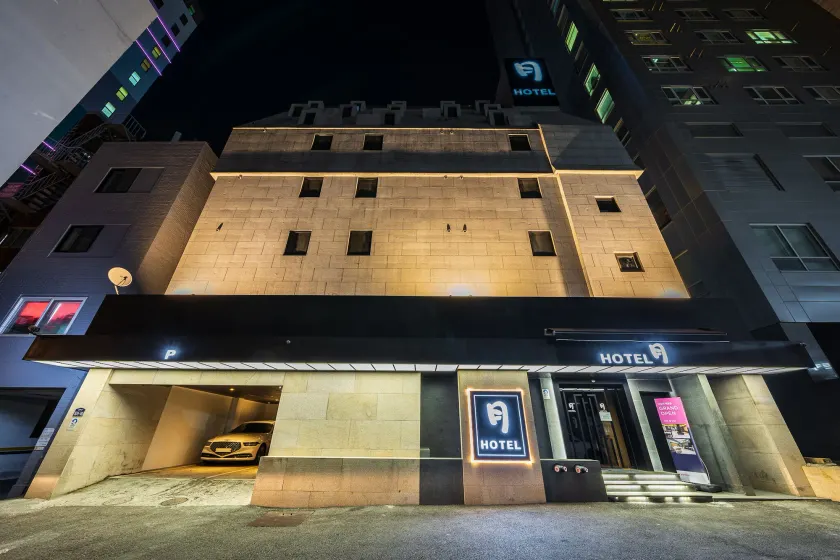 Shinchon Wol Hotel - Image 1