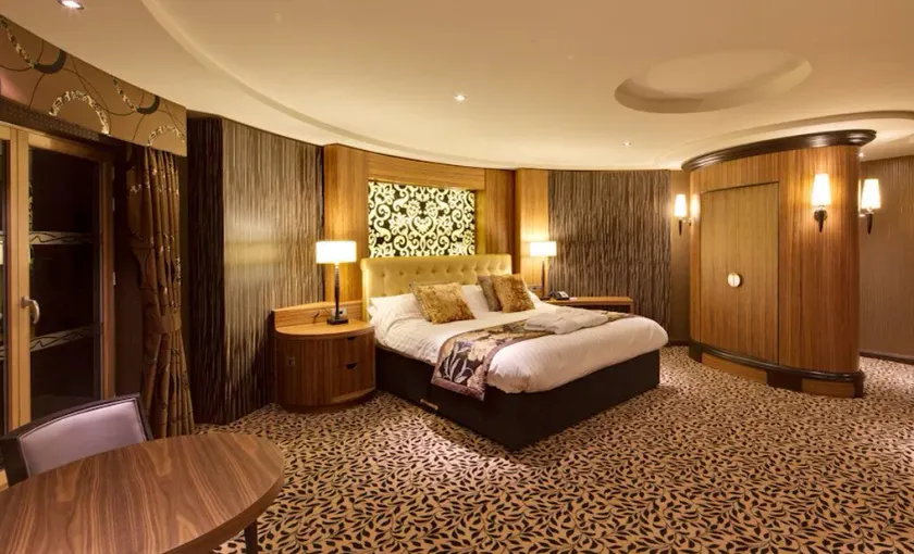 Drayton Manor Hotel - Image 1