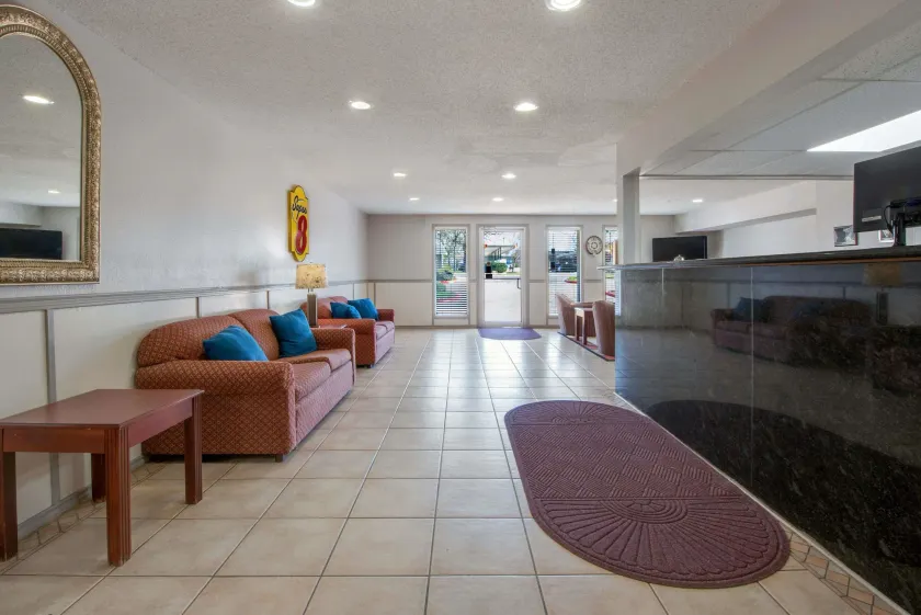 Super 8 by Wyndham College Station - Image 1
