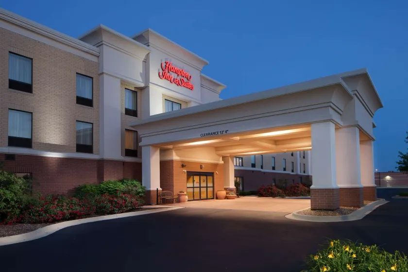 Hampton Inn & Suites Chicago/St. Charles - Image 1