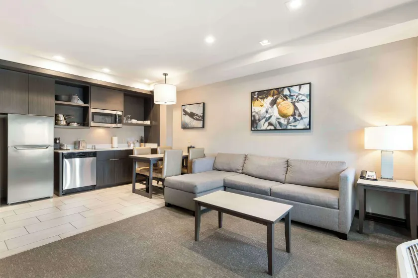 Best Western Plus Executive Residency Rigby's Water World Hotel - Image 1