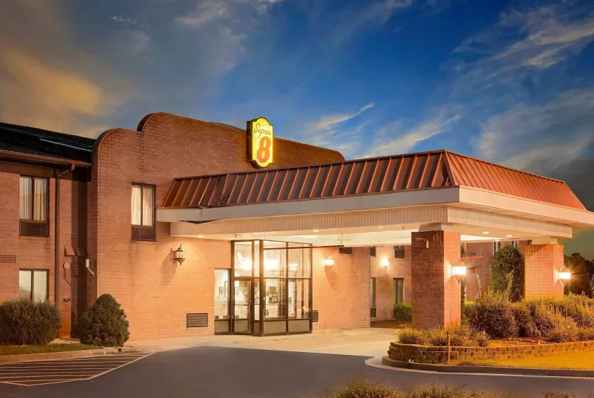 Super 8 by Wyndham Metropolis - Image 1