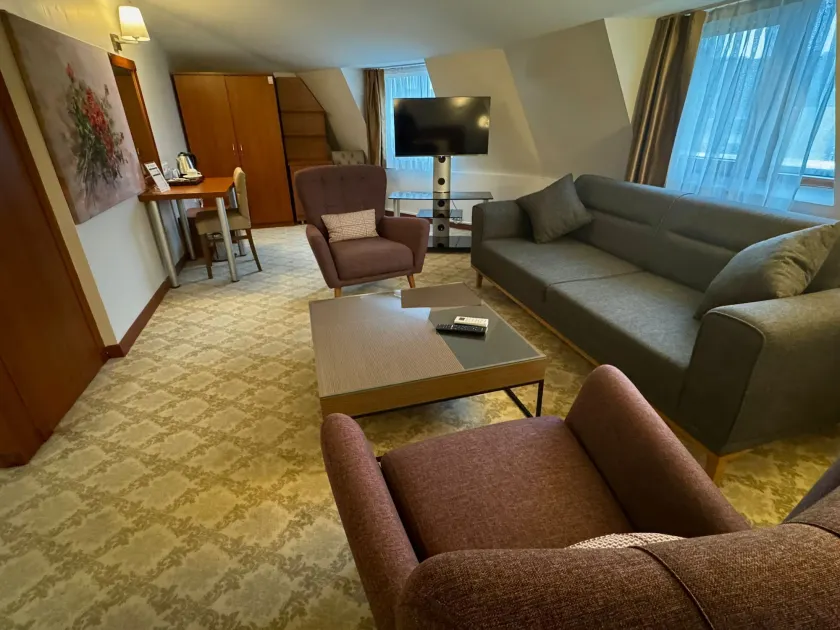 Golden Siyav Hotel - Image 1