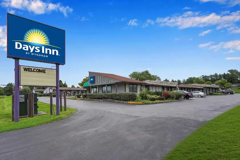 Days-Inn by Wyndham Liverpool-Syracuse - Image 1