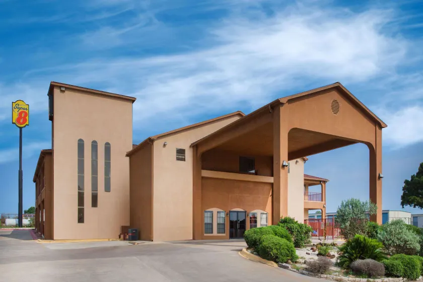 Super 8 by Wyndham Bastrop TX - Image 1