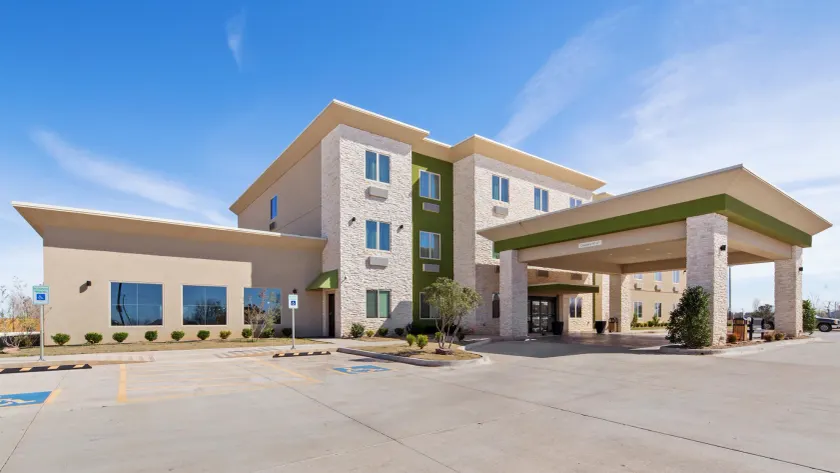 Best Western Lindsay Inn & Suites - Image 1