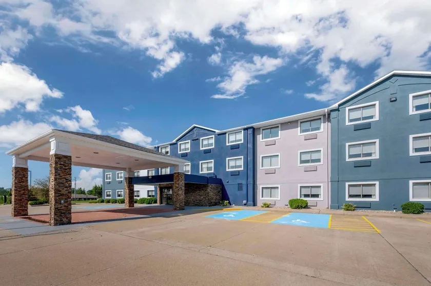 Comfort Inn Kendallville East - Image 1