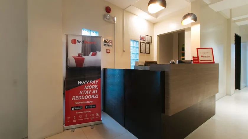RedDoorz @ Golite Old Albay - Reception
