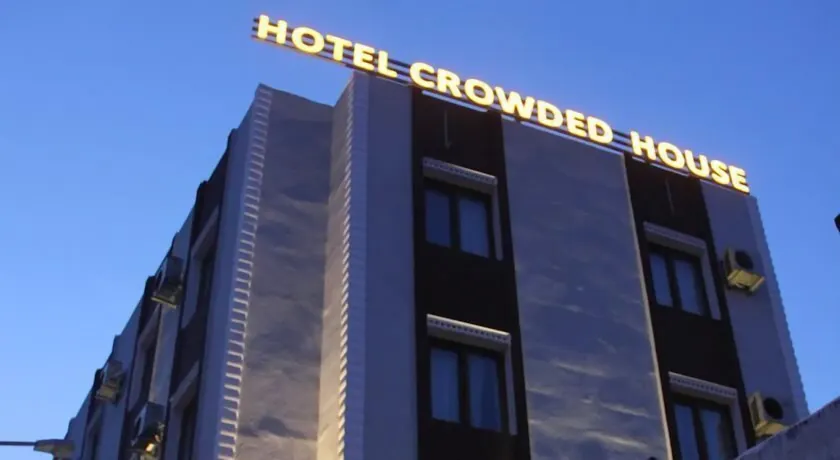 Hotel Crowded House - Image 1
