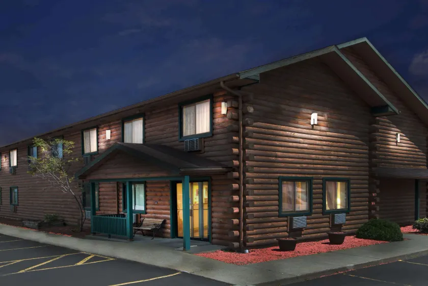 Super 8 by Wyndham Ticonderoga - Image 1