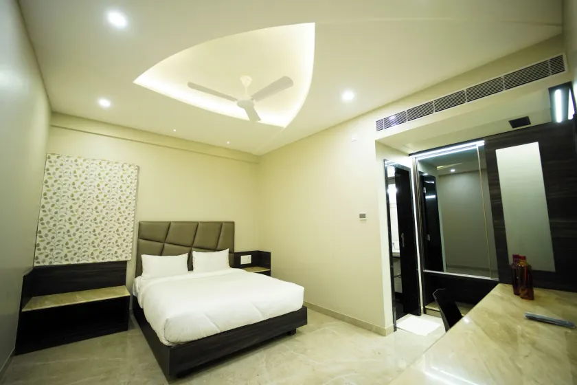 Sun Shine Hotel - Image 1