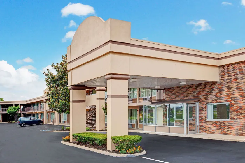Days Inn by Wyndham Clarksville TN - Image 1