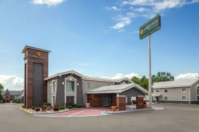 La Quinta Inn by Wyndham Omaha West - Image 1
