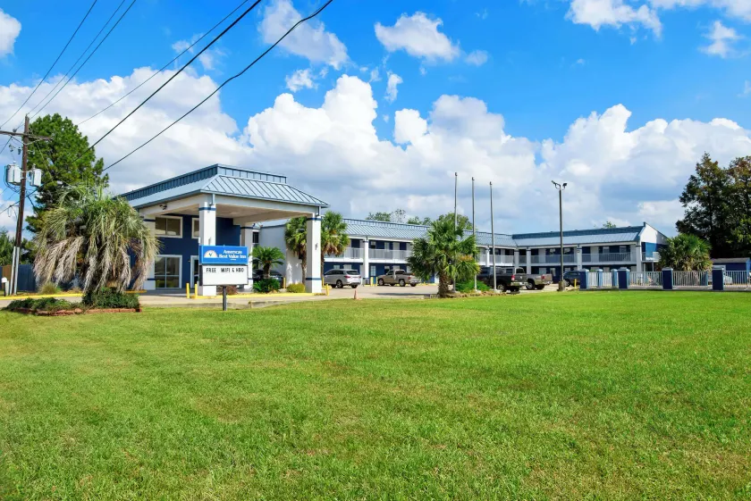 Americas Best Value Inn Gonzales - Image 1