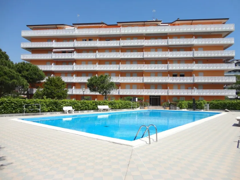 Homely flat with shared pool - Image 1