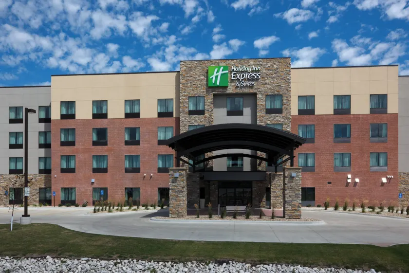 Holiday Inn Express & Suites Fort Dodge by IHG - Image 1