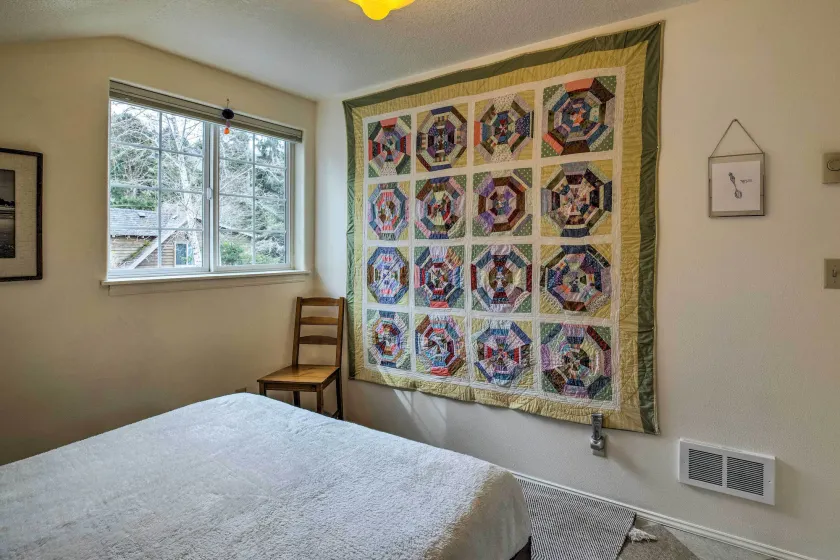 Charming Rockaway Beach House, Walk to Ocean! - Interiör