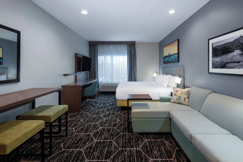 La Quinta Inn & Suites by Wyndham Centralia - Image 1