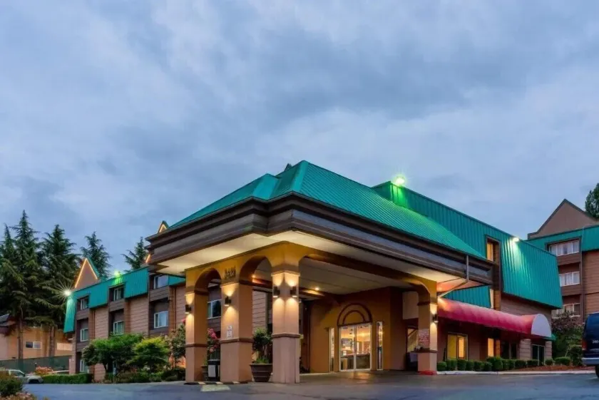 Sutton Suites Hotel - Image 1